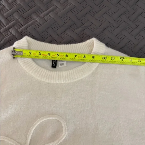 H&M White Sweater with Elegant Bow Accent - Picture 5 of 13